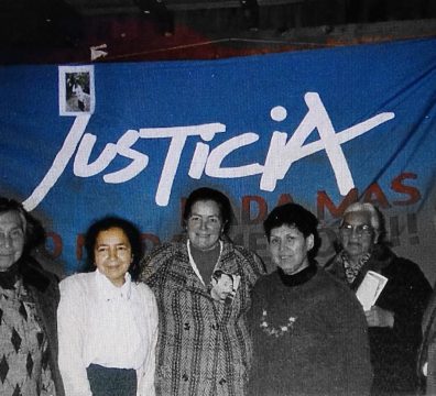 Celina Silveira Morales Rivera , fundadora de la Agrupación de Familiares de Detenidos Desaparecidos y Ejecutados Políticos (AFDD EP) de la Provincia de Valdivia; madre de Benjamín Bustos Morales, 24 años, soltero, dirigente poblacional militante del Partido Comunista quien fue ejecutado el 22 de septiembre de 1973. Celina Morales, segunda en la fotografía de izquierda a derecha, en encuentro de Derechos Humanos realizado en Valdivia en 1998.