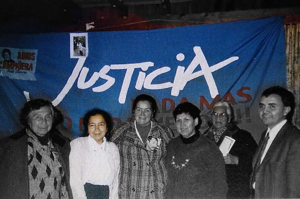 Celina Silveira Morales Rivera , fundadora de la Agrupación de Familiares de Detenidos Desaparecidos y Ejecutados Políticos (AFDD EP) de la Provincia de Valdivia; madre de Benjamín Bustos Morales, 24 años, soltero, dirigente poblacional militante del Partido Comunista quien fue ejecutado el 22 de septiembre de 1973. Celina Morales, segunda en la fotografía de izquierda a derecha, en encuentro de Derechos Humanos realizado en Valdivia en 1998.